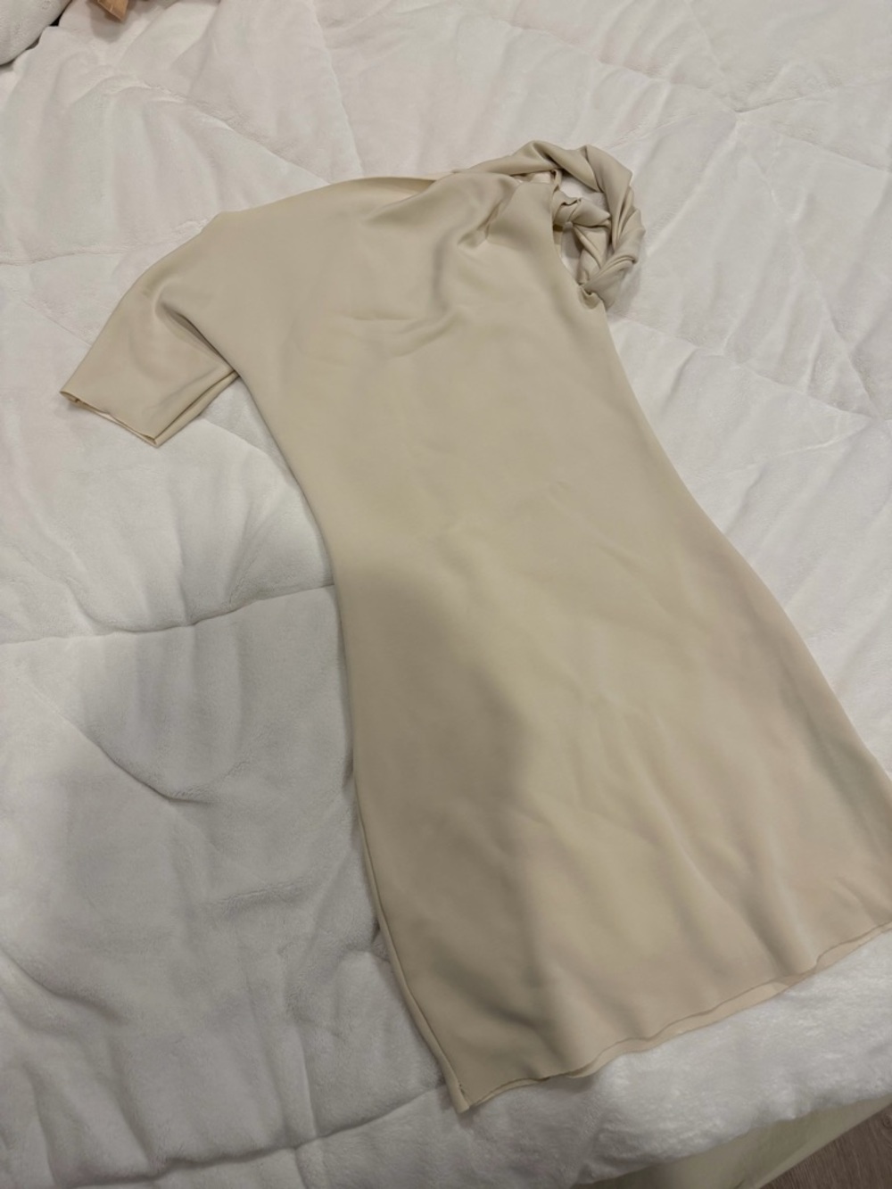 KHY Style Neutral One-Shoulder Knot-Sleeve Dress